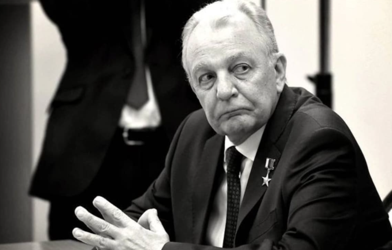 लियोनोव हीरो ऑफ लेबर के गोल्डन स्टार से सम्मानित हैं।