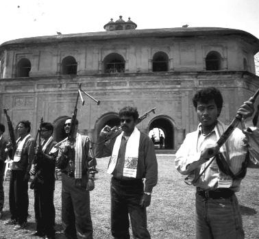 साल 1983 में पहली बार हथियार मिलने के बाद तैयारी करते उल्फा के मेंबर।