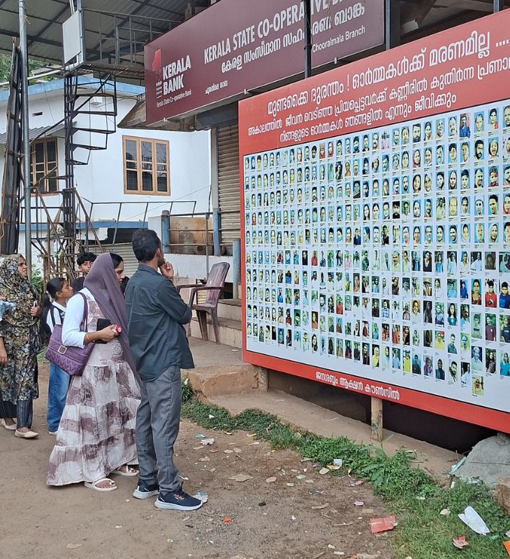 चूरलमाला में लैंडस्लाइड के दौरान मारे गए लोगों की फोटो लगी हैं। यहां आने वाले टूरिस्ट कुछ देर यहां जरूर रुकते हैं।