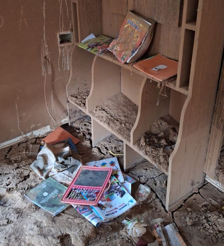 चूरलमाला के घरों, दुकानों और स्कूल में आज भी लैंडस्लाइड के वक्त छोड़ा गया सामान बिखरा पड़ा हैं। इनमें किताबें, कपड़े-बिस्तर, भगवान की मूर्तियां सब कुछ है। लोग इन्हें दोबारा लेने भी नहीं आए।