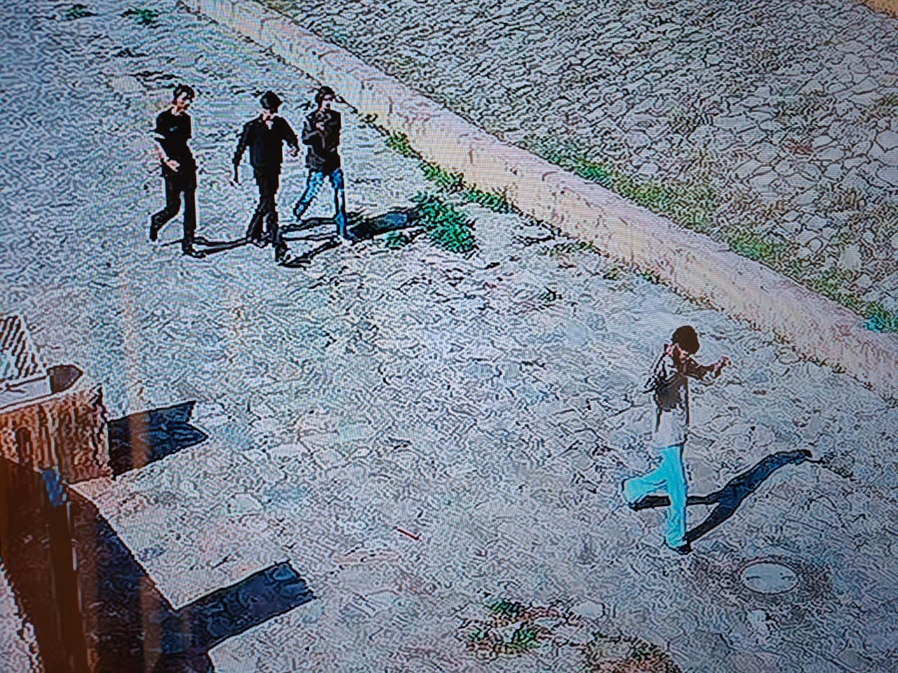 सीसीटीवी फुटेज सामने आई है, जिसमें कुछ संदिग्ध लड़के दिख रहे हैं।