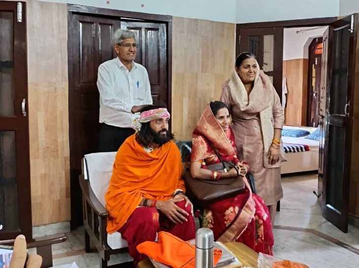 बेटे अभय सिंह और बहू प्रीतिका को आशीर्वाद देते कर्ण सिंह और शीला देवी।