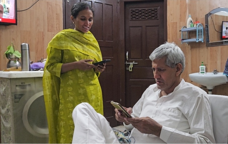 अपने ससुर कर्ण सिंह से बात करतीं प्रीतिका।