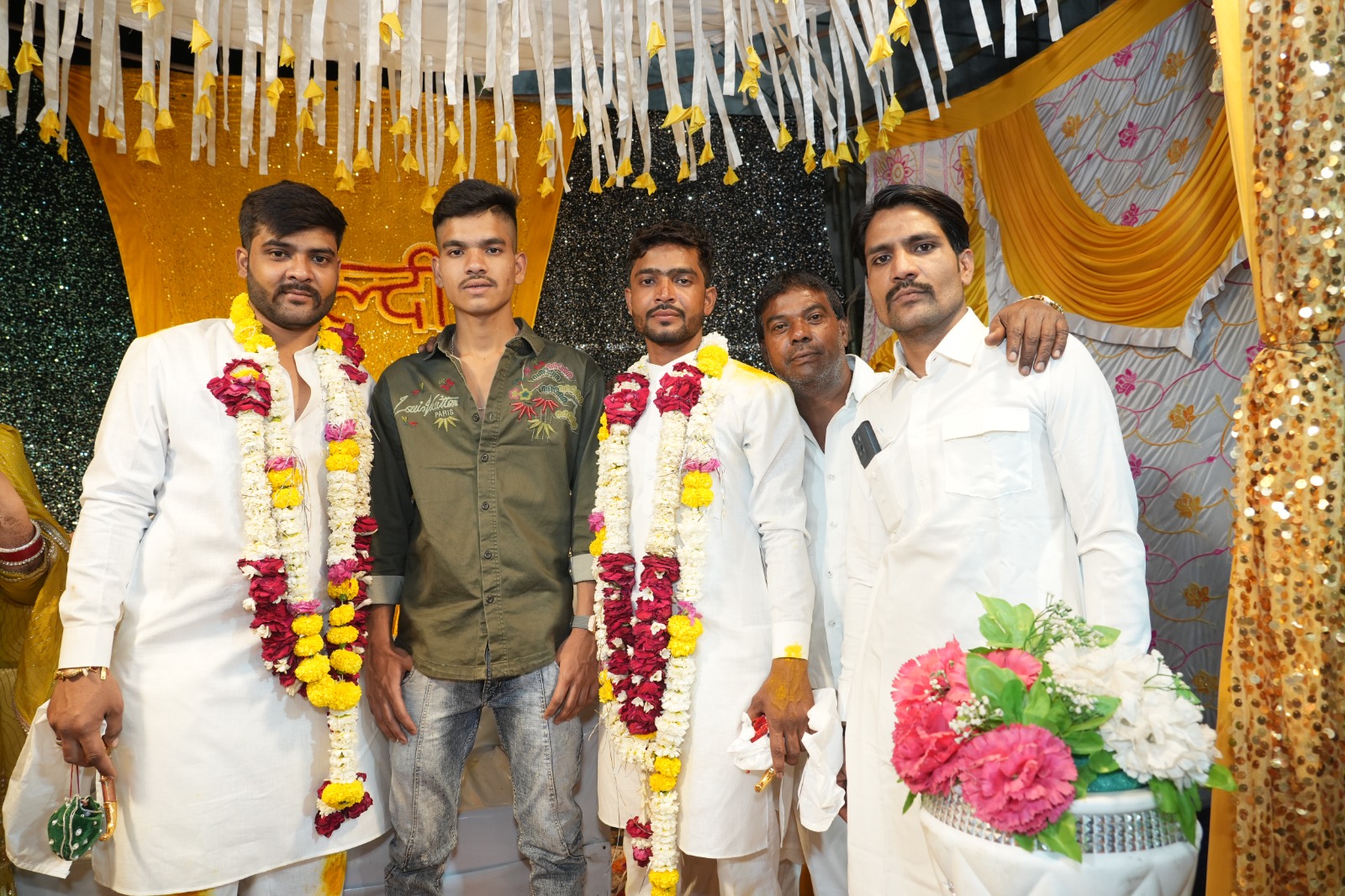 शादी में शामिल होने गए थे। शादी के बाद लौट रहे थे, इसी फोटो को स्टेटस लगाया था।