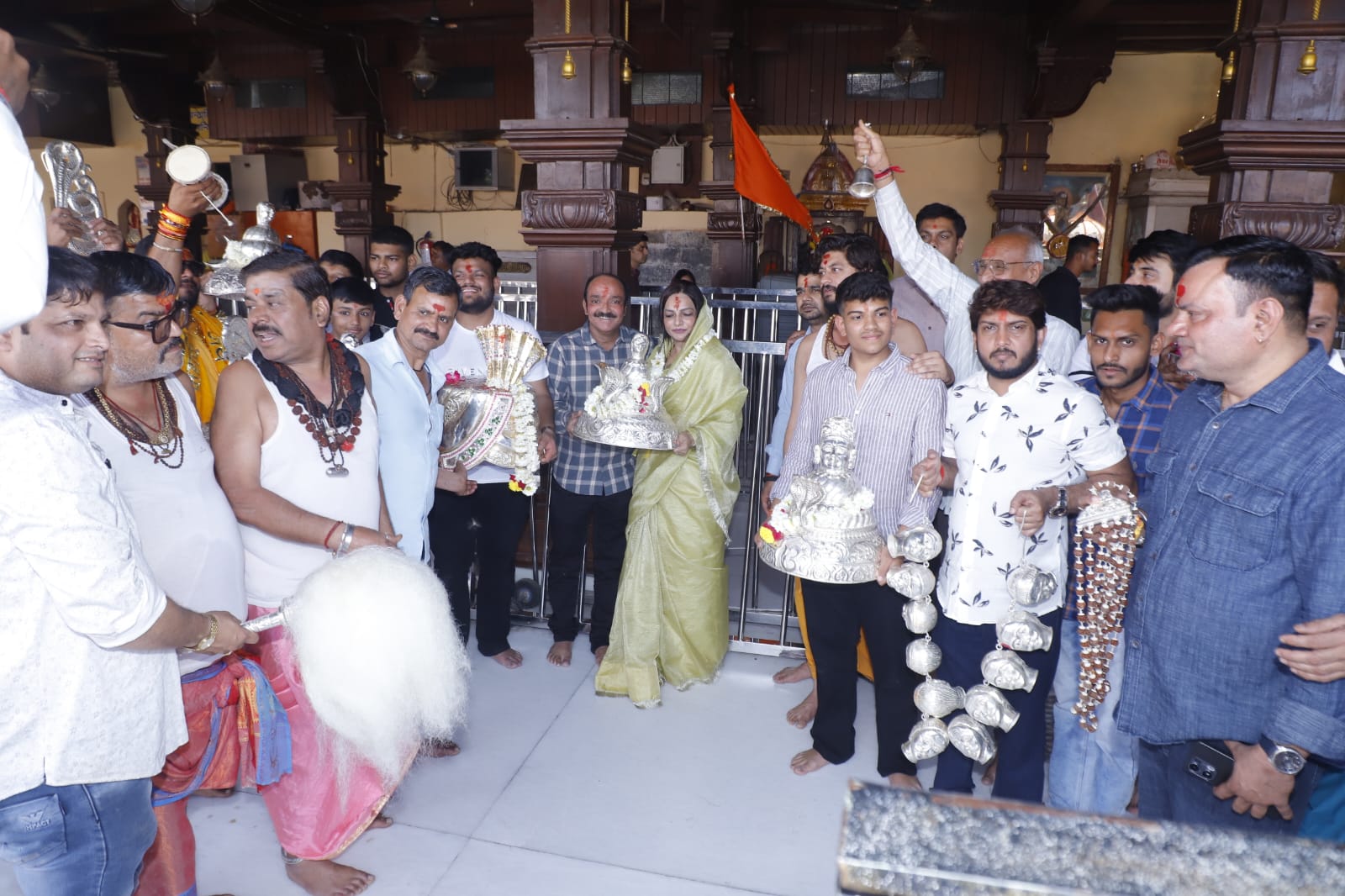 अहमदाबाद (गुजरात) से दर्शन के लिए आए दानदाता महेश भाई भगवानदास ठाकुर ने भगवान श्री महाकालेश्वर के प्रति श्रद्धा व्यक्त करते हुए चांदी के आभूषण भेंट किए।