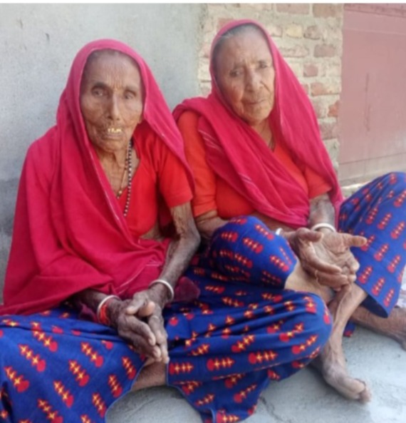 जेठी बाई और उनकी पड़ोसी भीकीबाई की दोस्ती की चर्चा पूरे गांव में होती है। दोनों का अंतिम संस्कार एक ही चिता पर किया गया।