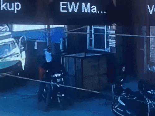 लूट के बाद स्कूटी पर सवार होकर जाते हुए आरोपी। दोनों ने कपड़े से मुंह ढके हुए हैं।