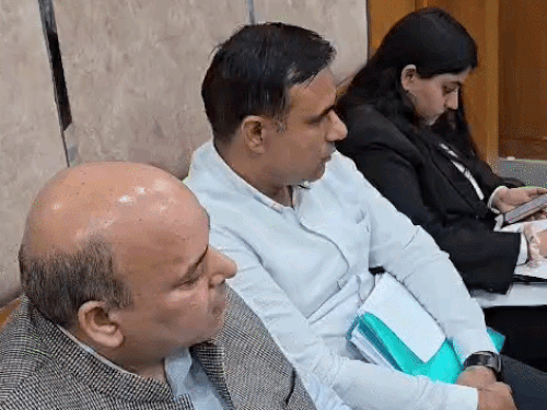 महिला आयोग की सुनवाई के दौरान अशोका यूनिवर्सिटी के रजिस्ट्रार और अन्य पदाधिकारी शांत बैठे रहे।