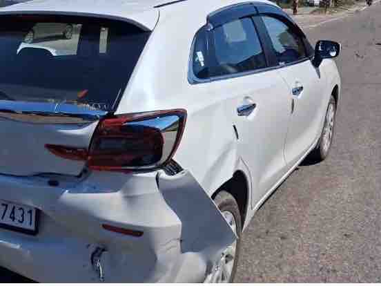 कार का गाटर टूटा।