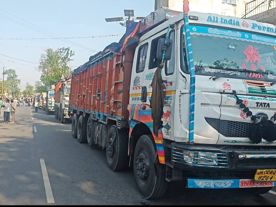 सड़क जाम से वाहनों की लगी लंबी कतार।