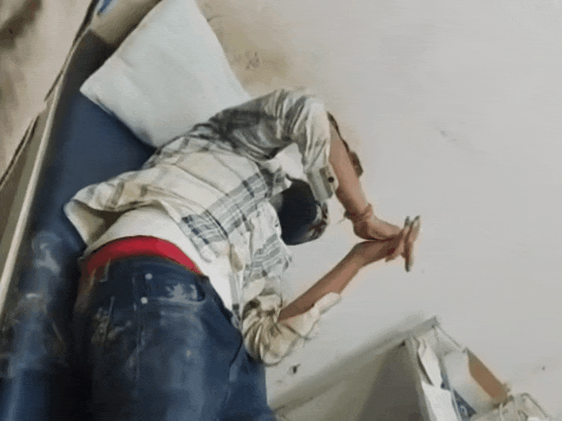 अस्पताल में बेड पर लेटकर रोता हुआ आरोपी विजय।
