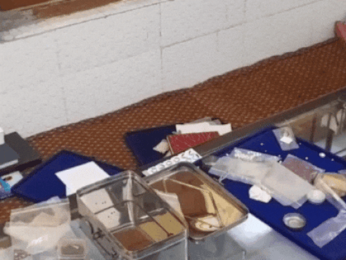 चोरी के बाद बिखरा सामान।