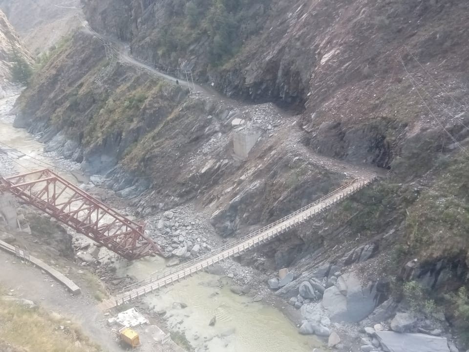 हिमाचल प्रदेश के चंबा के भरमौर में लैंडस्लाइड से क्षतिग्रस्त सिंयूर का पुल।