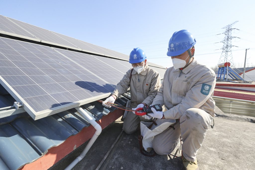 चीन ने बिजली बनाने के दूसरे तरीकों पर भी तेजी से काम किया है, जैसे सौर ऊर्जा, हवा से बनने वाली ऊर्जा और पानी से बनने वाली बिजली।