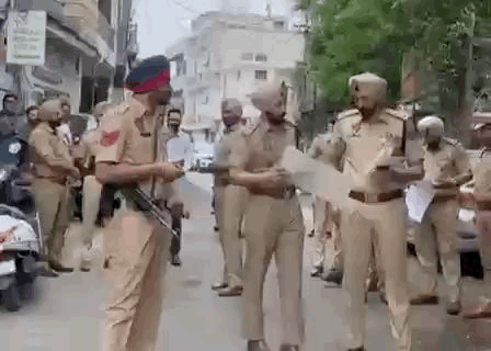 पुलिस के सीनियर अधिकारी मौके पर मौजूद।