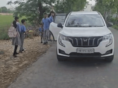 बच्चो को अपने साथ गाड़ी में स्कूल लेकर जाते हुए।