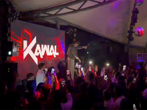 हाथों में शराब की बोतल लिए युवक नजर आया, इस दौरान मौके पर मौजूद युवक-युवतियां उसे कैमरे में कैद करते दिखीं।