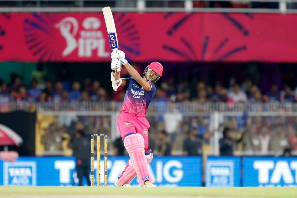 यशस्वी जायसवाल ने दीपक चाहर के ओवर में 22 रन बना दिए।