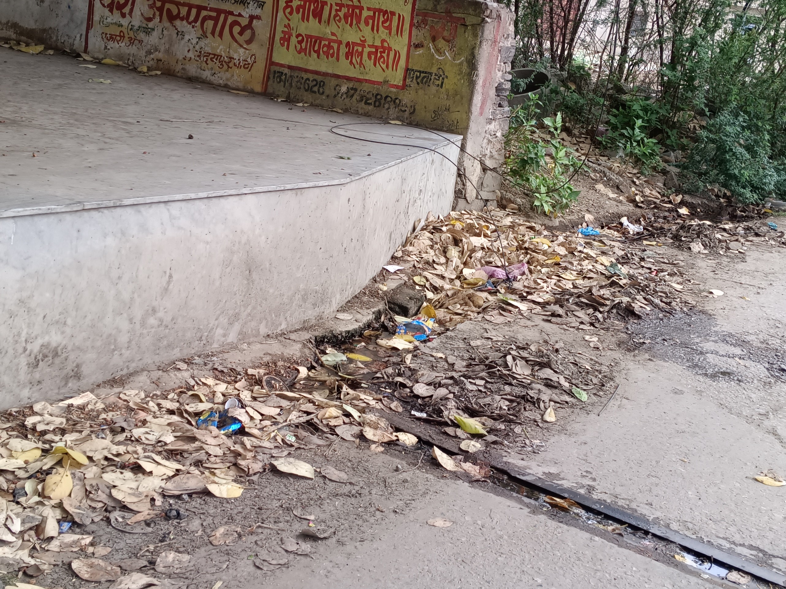 चिराना गांव में पिछले करीब एक सप्ताह से सफाई कार्य ठप है।