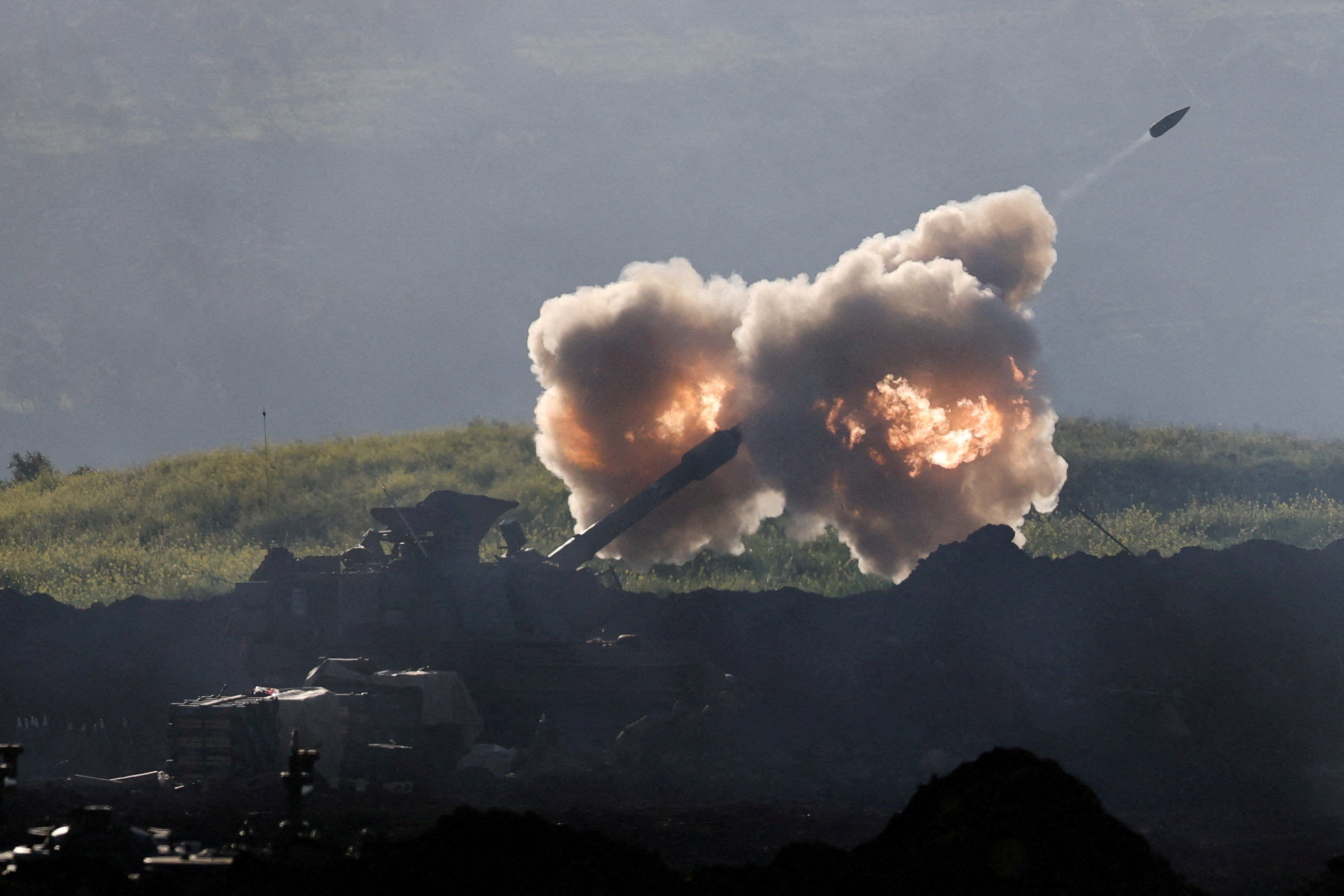 इजराइली सेना ने मंगलवार को लेबनान में हिजबुल्लाह के ठिकानों पर हमला किया।