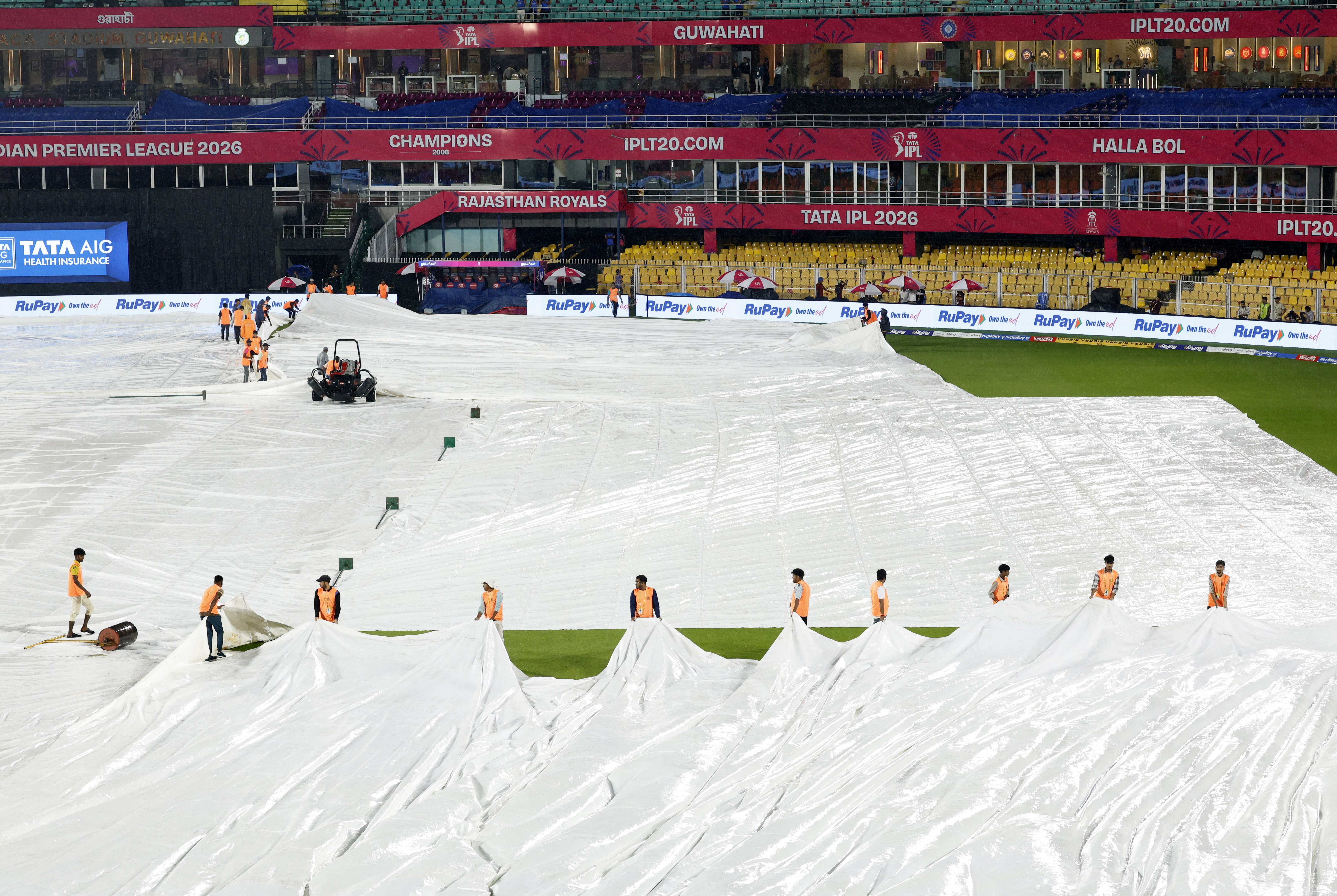 बारिश के समय मैदान को फिर से कवर किया गया।