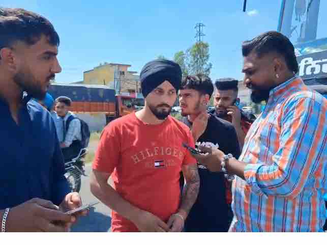 सड़क हादसे के बाद मौके पर मौजूद लोग।