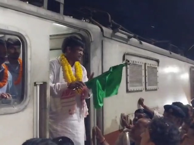 धनबाद से मुंबई सीधी ट्रेन सेवा हुई शुरू:  सांसद ढुल्लू महतो ने दिखाई हरी झंडी, 1848 किमी की तय होगी दूरी, 28 स्टेशनों पर ठहराव – Dhanbad News