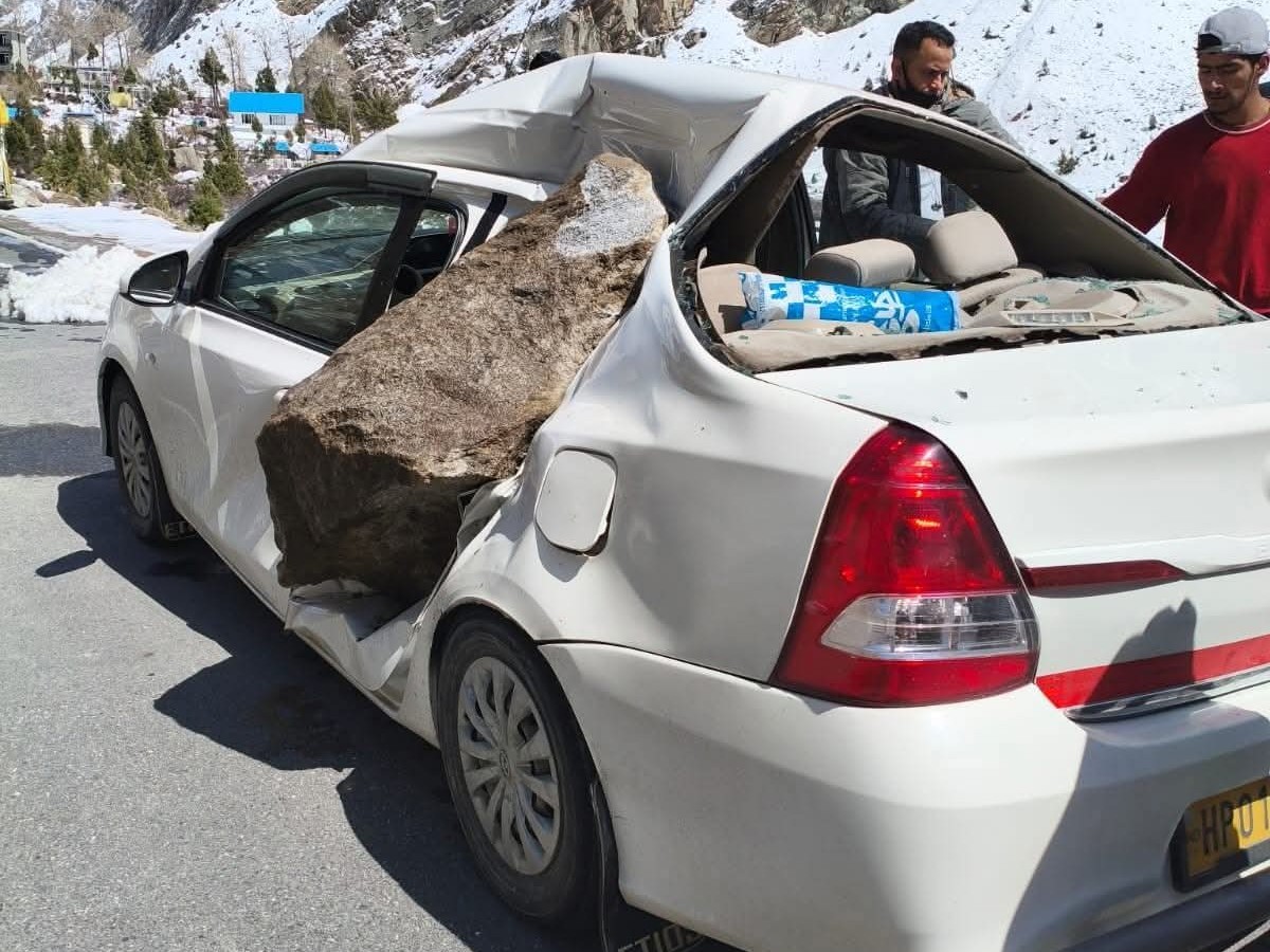 हिमाचल प्रदेश मोसूमा थेतुप कुरकुर इलाके में पहाड़ी से बड़ा पत्थर कार पर गिरा। कपल घायल हुआ है।