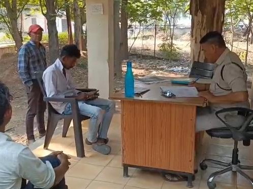 अविनाश कर्ष (मृतक का बड़ा भाई) से पूछताछ करते हुए पुलिसकर्मी