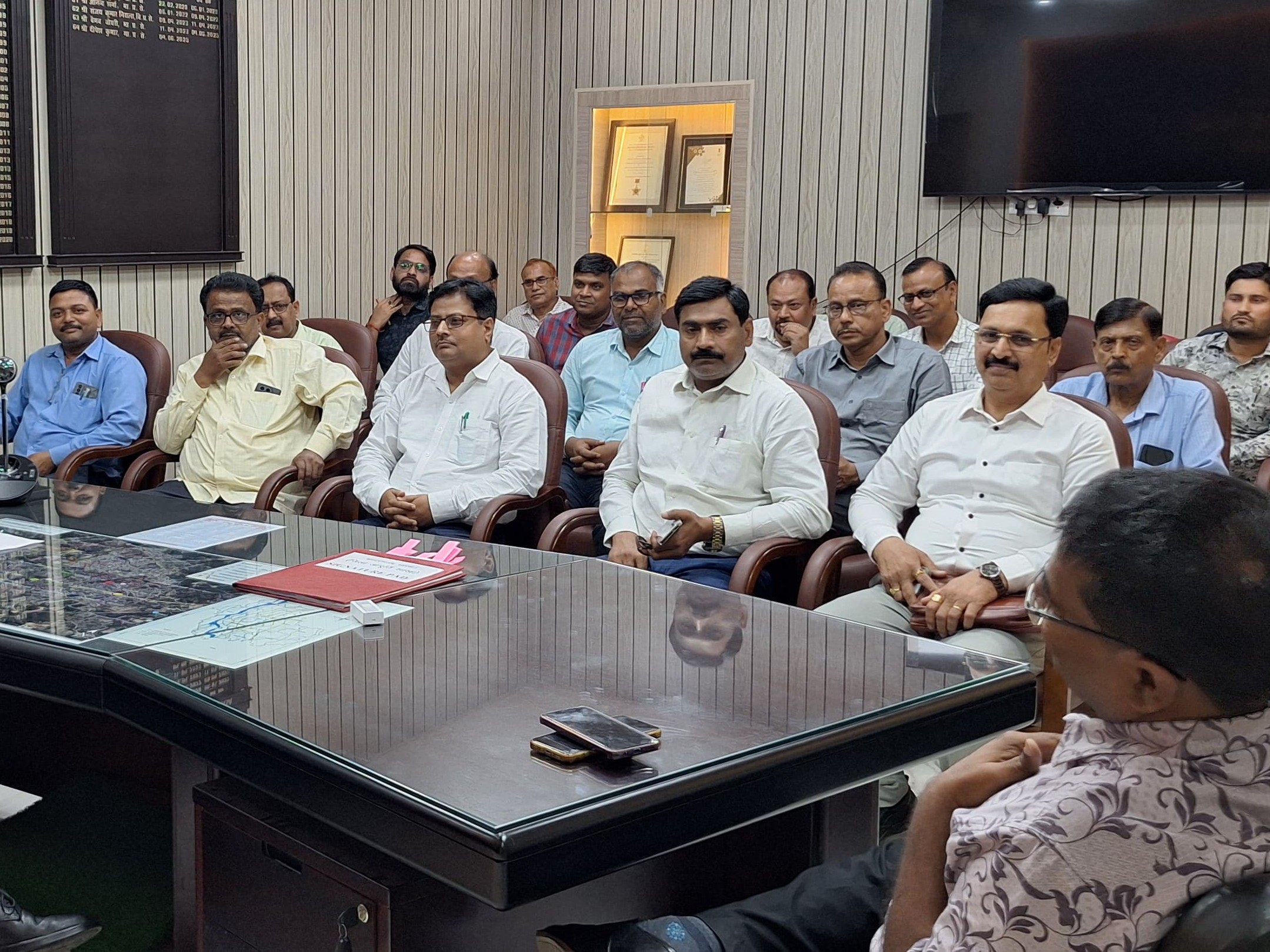 बैठक में मौजूद स्कूल संचालक।