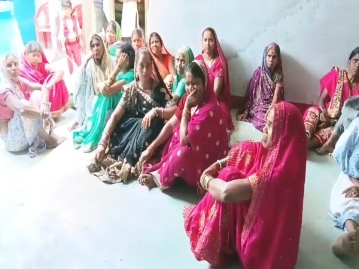 युवती के आत्महत्या के बाद दुखी परिजन