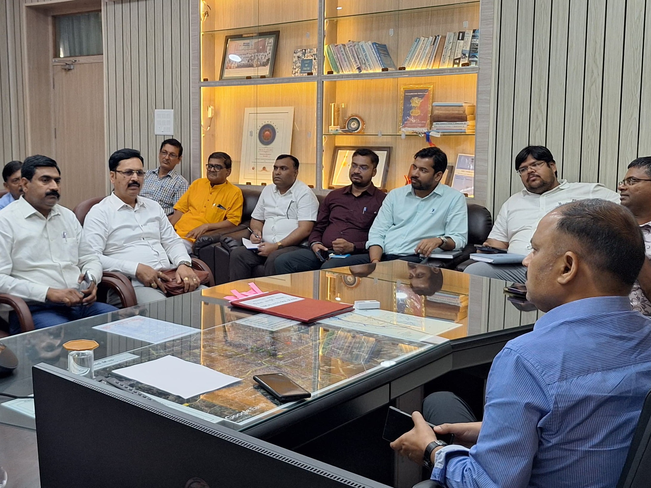 जिलाधिकारी दीपेश कुमार ने की बैठक।