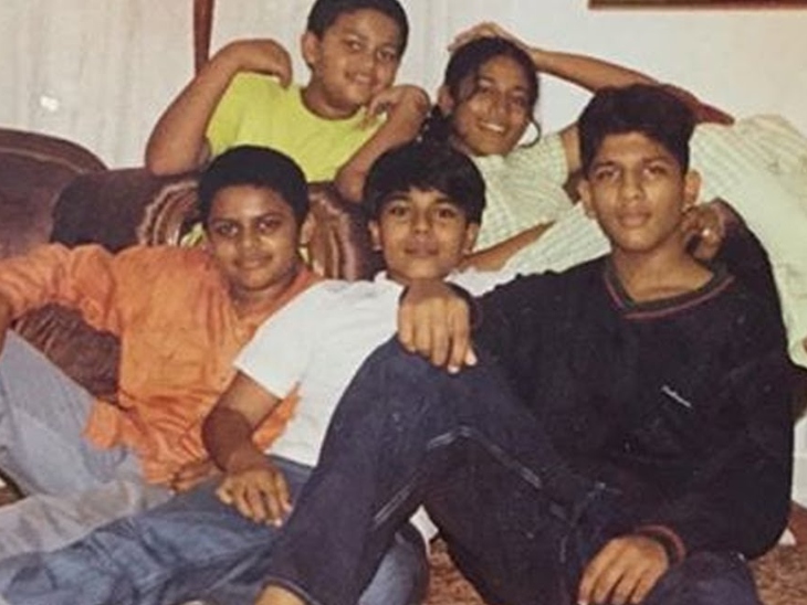 राम चरण (सफेद टी-शर्ट में) और परिवार के दूसरे सदस्यों के साथ अल्लू अर्जुन (ब्लैक टी-शर्ट में) की बचपन की तस्वीर।
