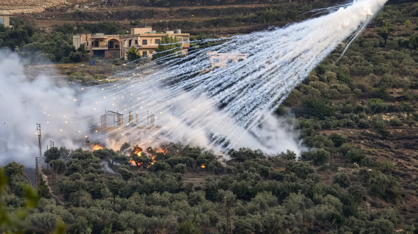ऑक्सीजन के संपर्क में आते ही फॉस्फोरस बम आग पकड़ लेता है, जिस पानी से भी बुझाया नहीं जा सकता।