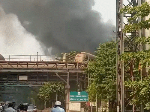 आसमान में दूर तक धुएं और आग की लपटें दिखाई दे रही थीं।