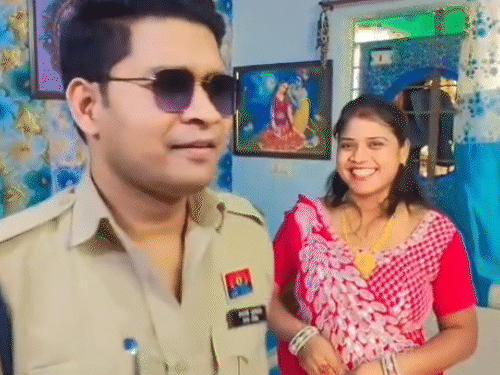 मस्तुरी थाने में पदस्थ कॉन्स्टेबल देवानंद वाइफ के साथ डांस करते नजर आए।