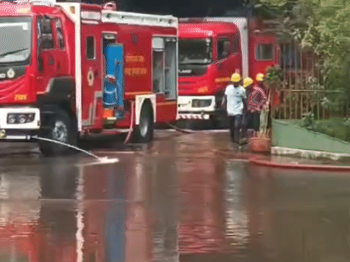 फायर ब्रिगेड की 6 से अधिक गाड़ियां की मदद से आग पर काबू पाया गया।