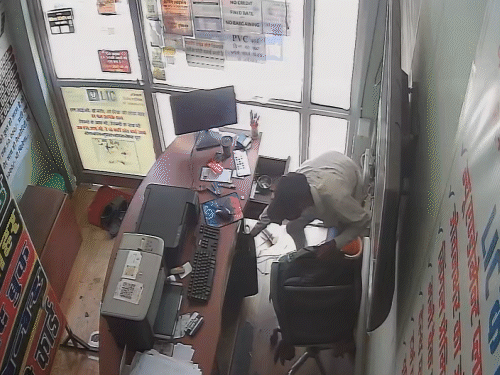 CCTV में आरोपी गल्ले में से नकदी, दो महंगे मोबाइल फोन चोरी करता नजर आ रहा है।