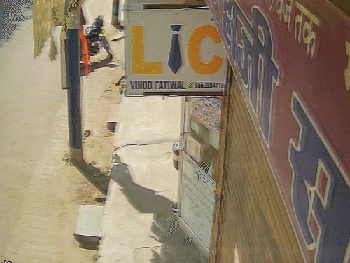 चोरी की वारदात के बाद आरोपी दुकान से निकलकर मौके से फरार हो गया, जिसका सीसीटीवी सामने आया है।