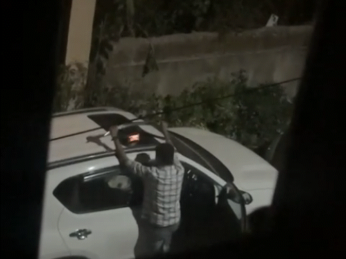 घर के बाहर शराब पीकर वकील ने तलवार लहराई।