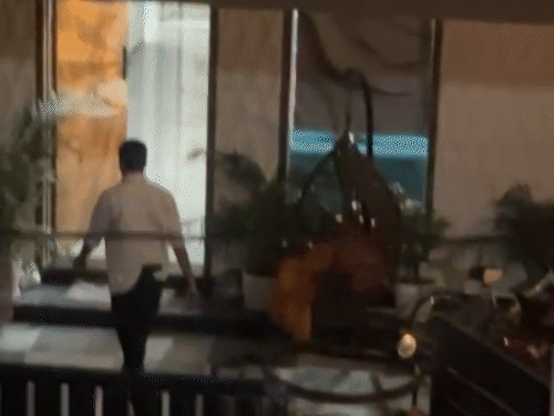 पीछे पिस्टल रखकर घर के अंदर जाते दिखा।