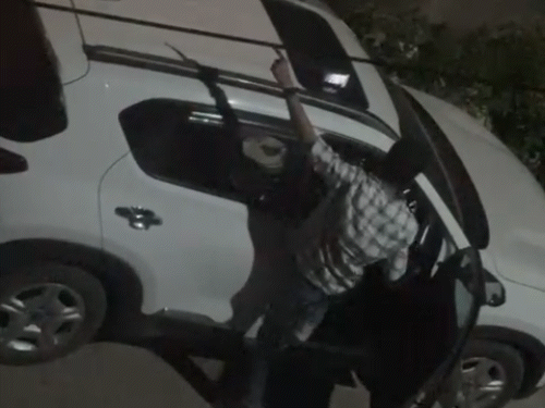 फरसा लेकर नशे में झूमता रहा वकील।