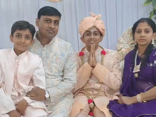 आगम जैन के पिता दिलीप जैन मूल रूप से पाली के रहने वाले हैं। कारोबार उनका सूरत (गुजरात) में है।