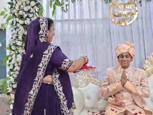 आगम को दीक्षा के लिए बड़ी मुश्किल से अनुमति मिली। वे अपने पिता से जिद करते रहे थे।