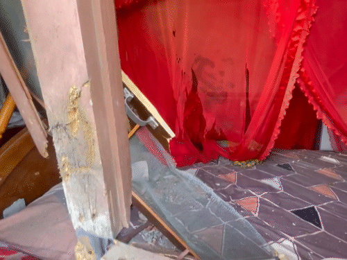 हे त्या घराचे चित्र आहे ज्यावर बॉम्बने हल्ला करण्यात आला. घराची खिडकी तुटली.