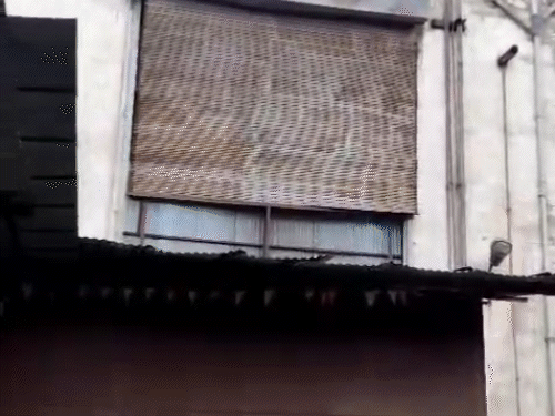 कर्मचारी बचने के लिए खिड़की से बाहर निकल आए।