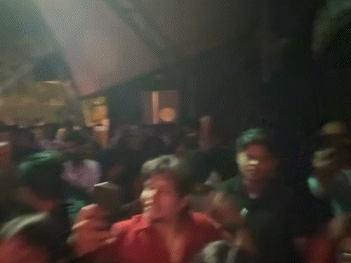 बॉलीवुड गानों पर झूमती हुई श्रेया कालरा और यूथ।