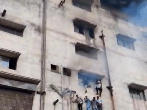 खिड़की पर लटके 10 लोगों को सुरक्षित बचाया गया।