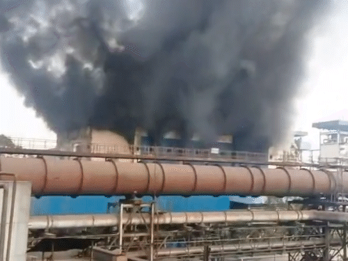 भिलाई स्टील प्लांट के पावर प्लांट-2 में मंगलवार भीषण आग लग गई।