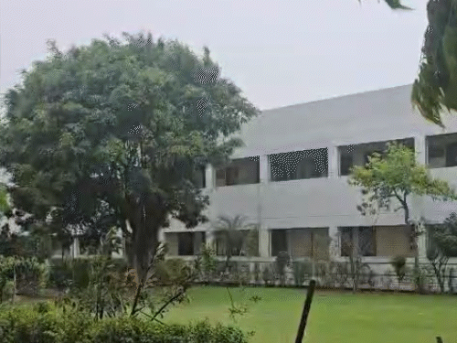 उत्तर प्रदेश के मथुरा में मंगलवार को तेज आंधी चली। काले बादल छा गए और जोरदार बारिश हुई।